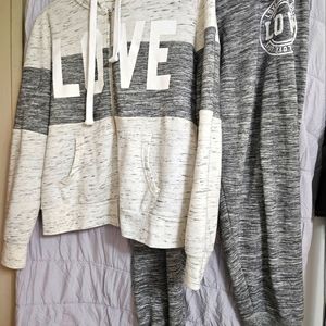 Love jogger outfit by reflex great quality, nice and warm gently used